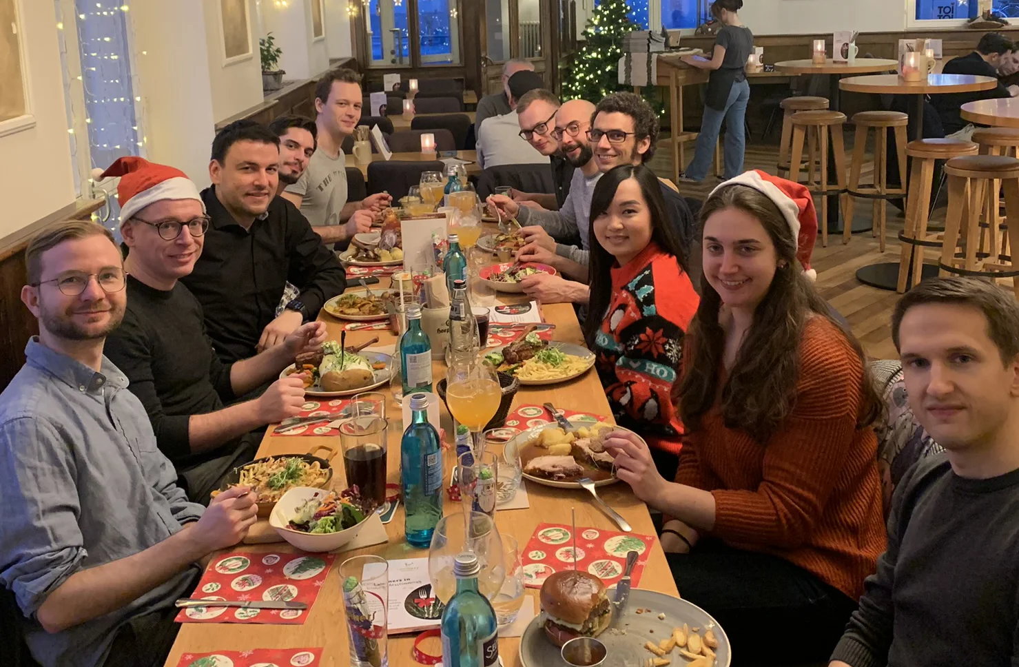Eine Gruppe Leute beim Essen an einer langen Tafel