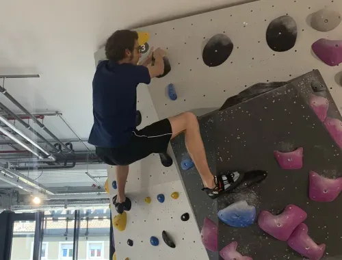 Ein Man beim Bouldern