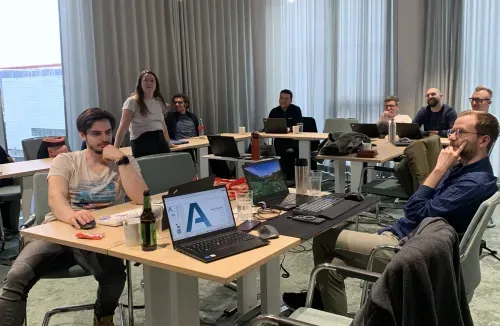 Eine Gruppe von Leuten in einem Besprechungsraum beim Hackathon