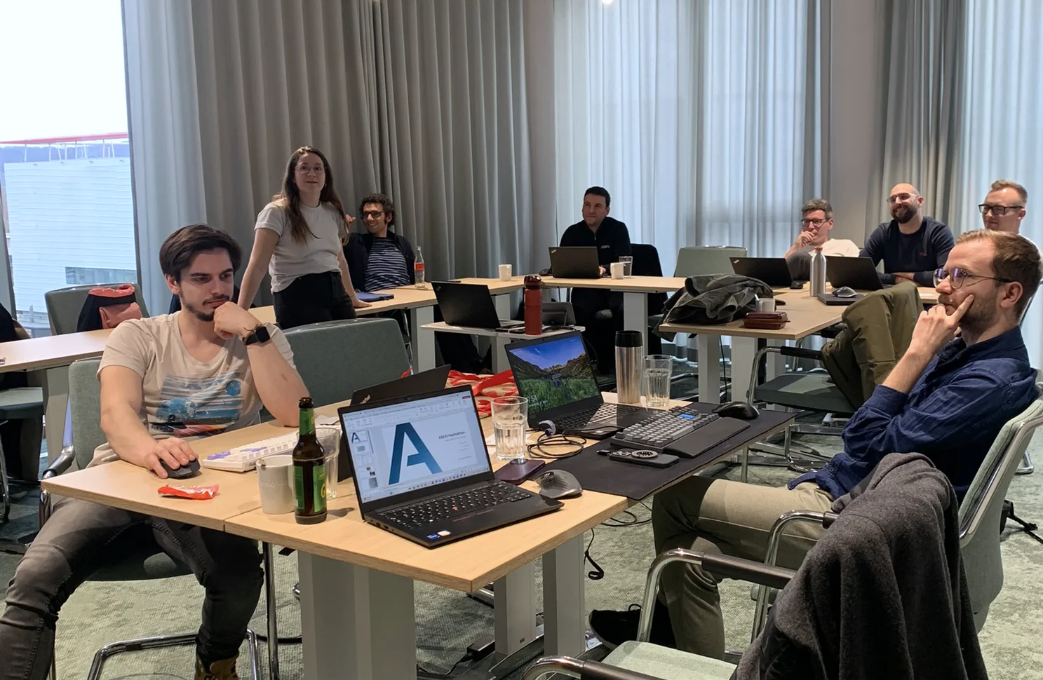 Eine Gruppe von Leuten in einem Besprechungsraum beim Hackathon