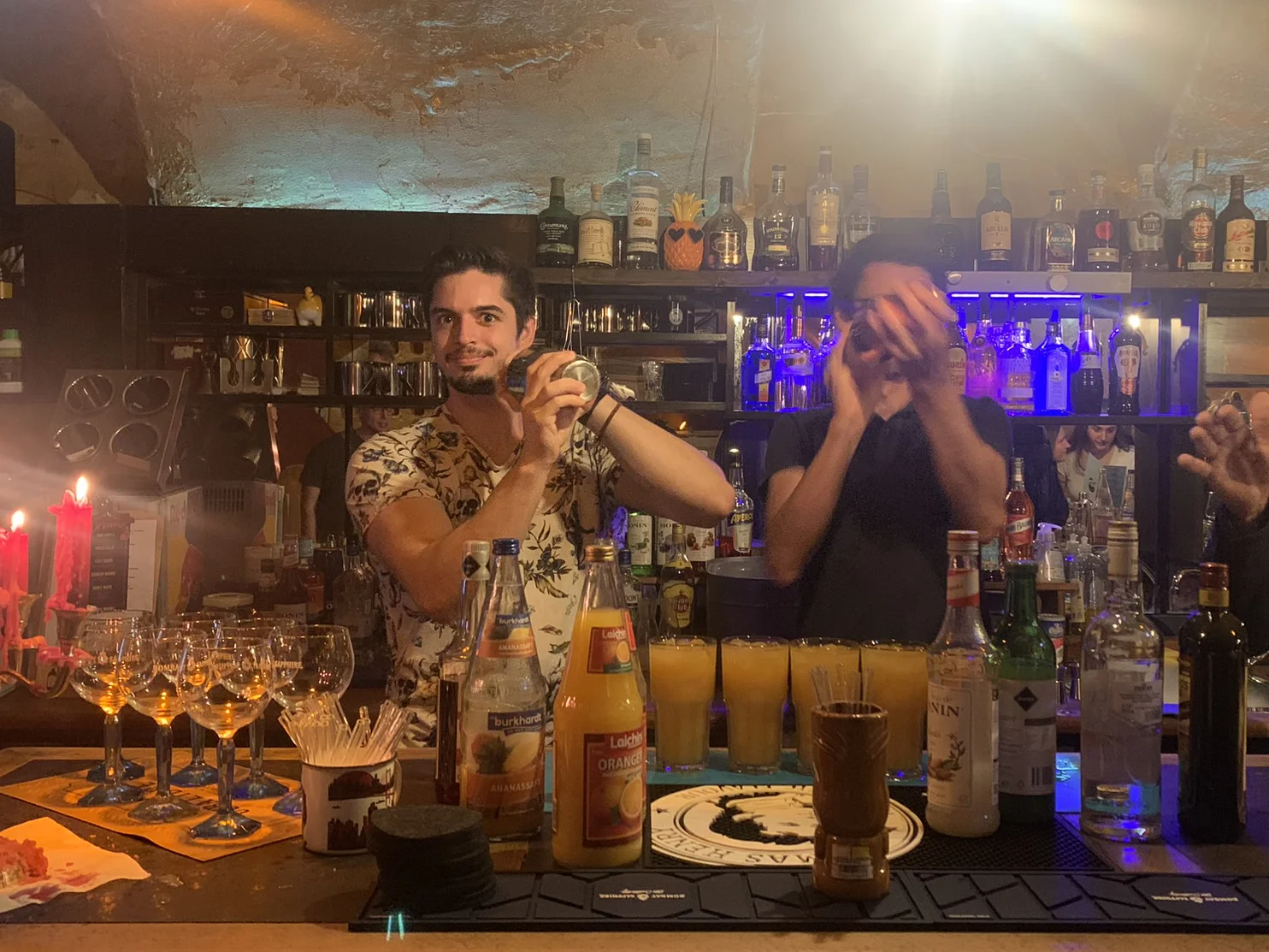 Zwei Männer mixen Cocktails in einer Bar