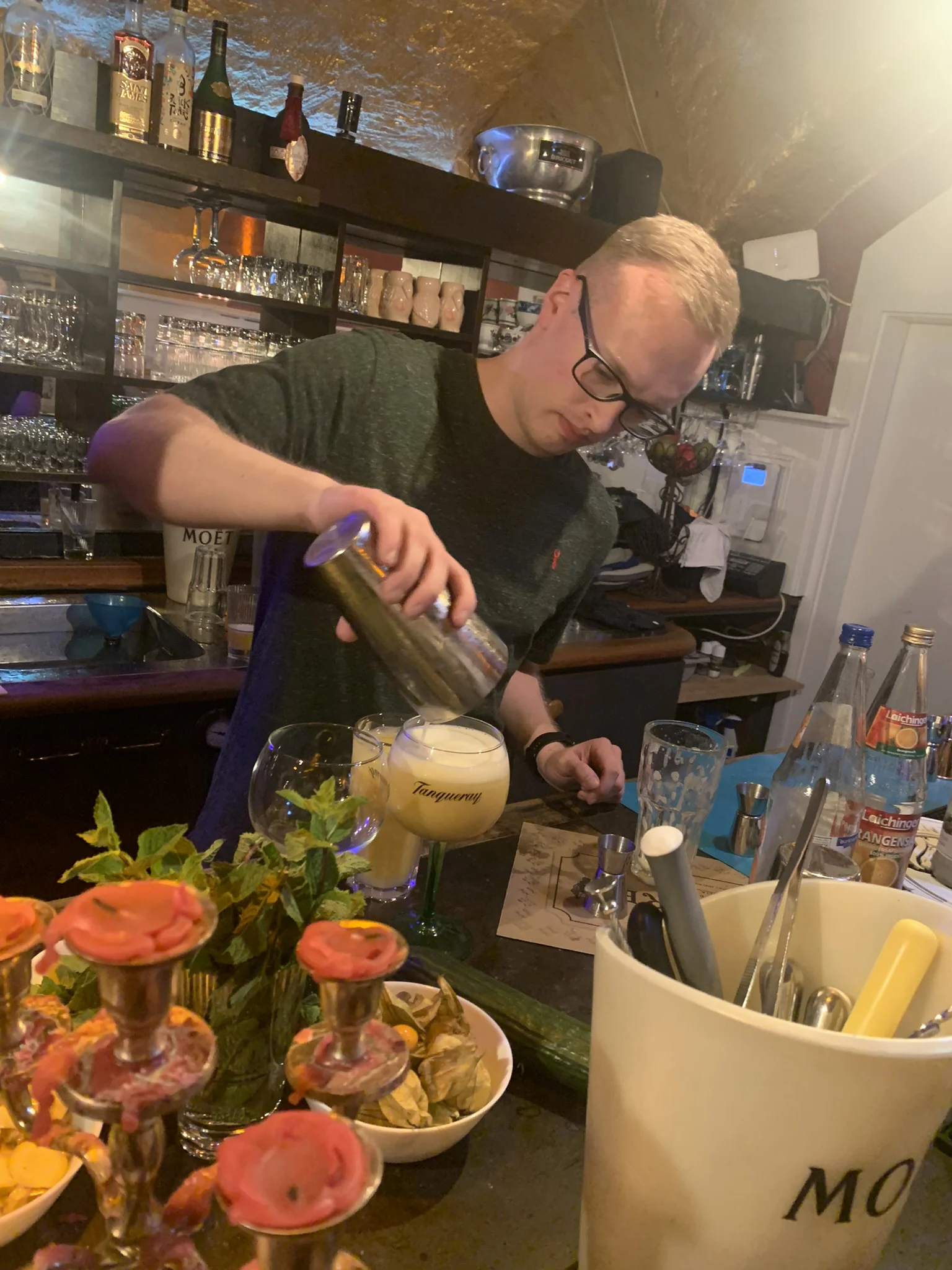 Ein Mann mixt Cocktails in einer Bar