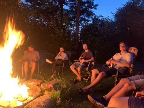 Mitarbeiter am Lagerfeuer