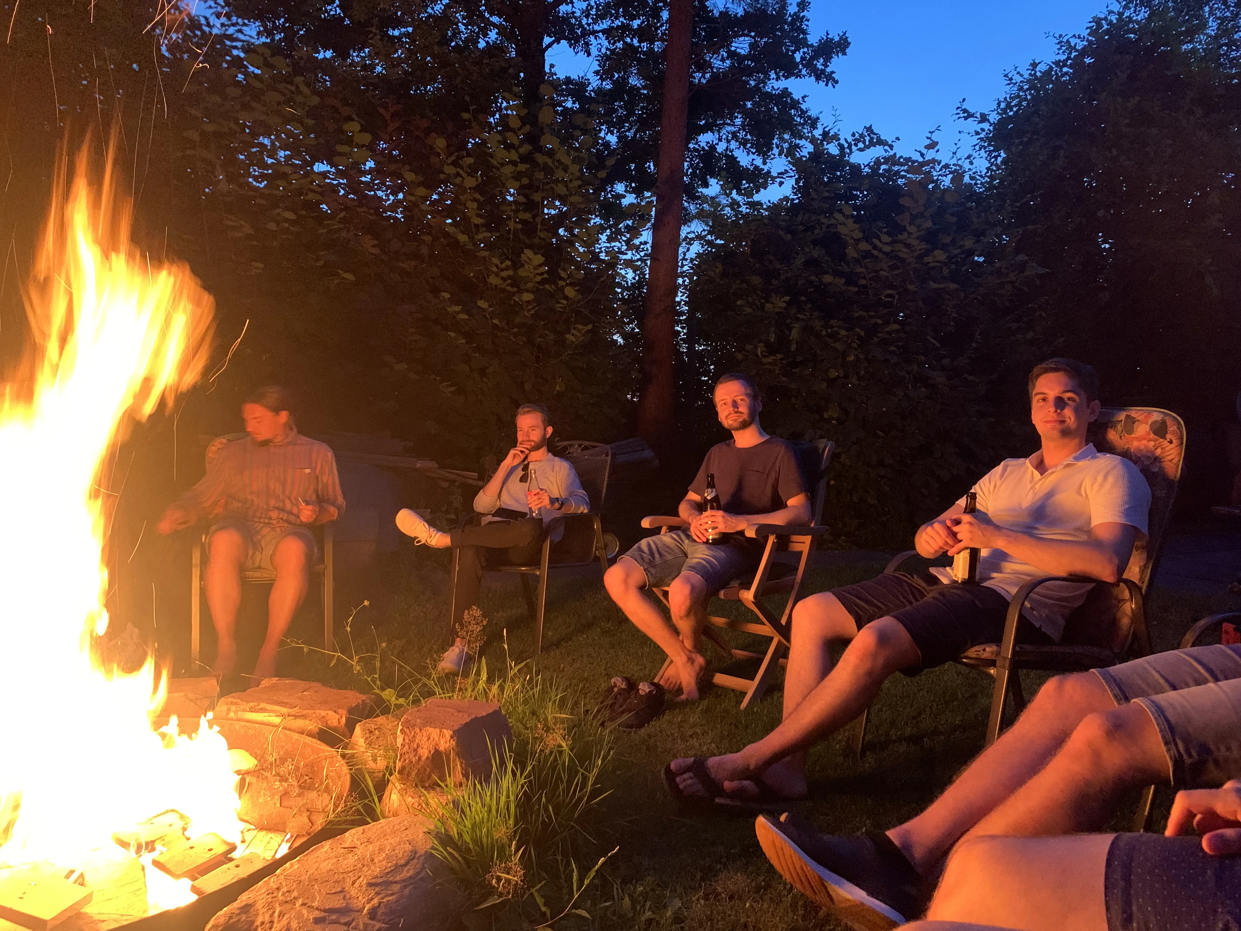 Mitarbeiter am Lagerfeuer