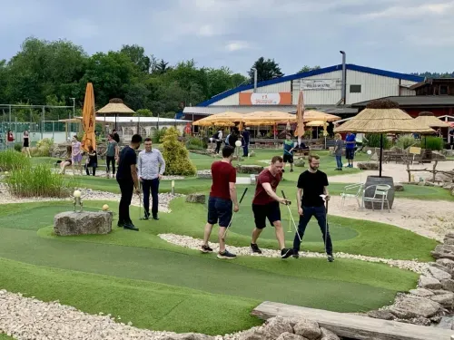 Team auf der Außenanlage beim Adventure-Golf