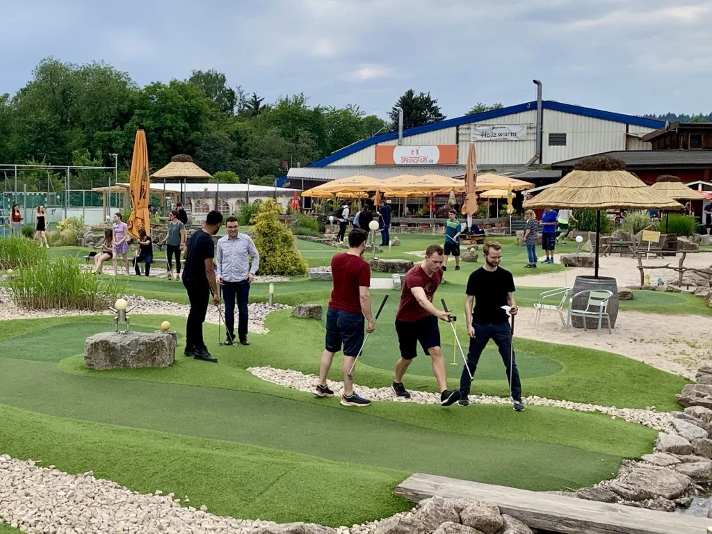 Team auf der Außenanlage beim Adventure-Golf