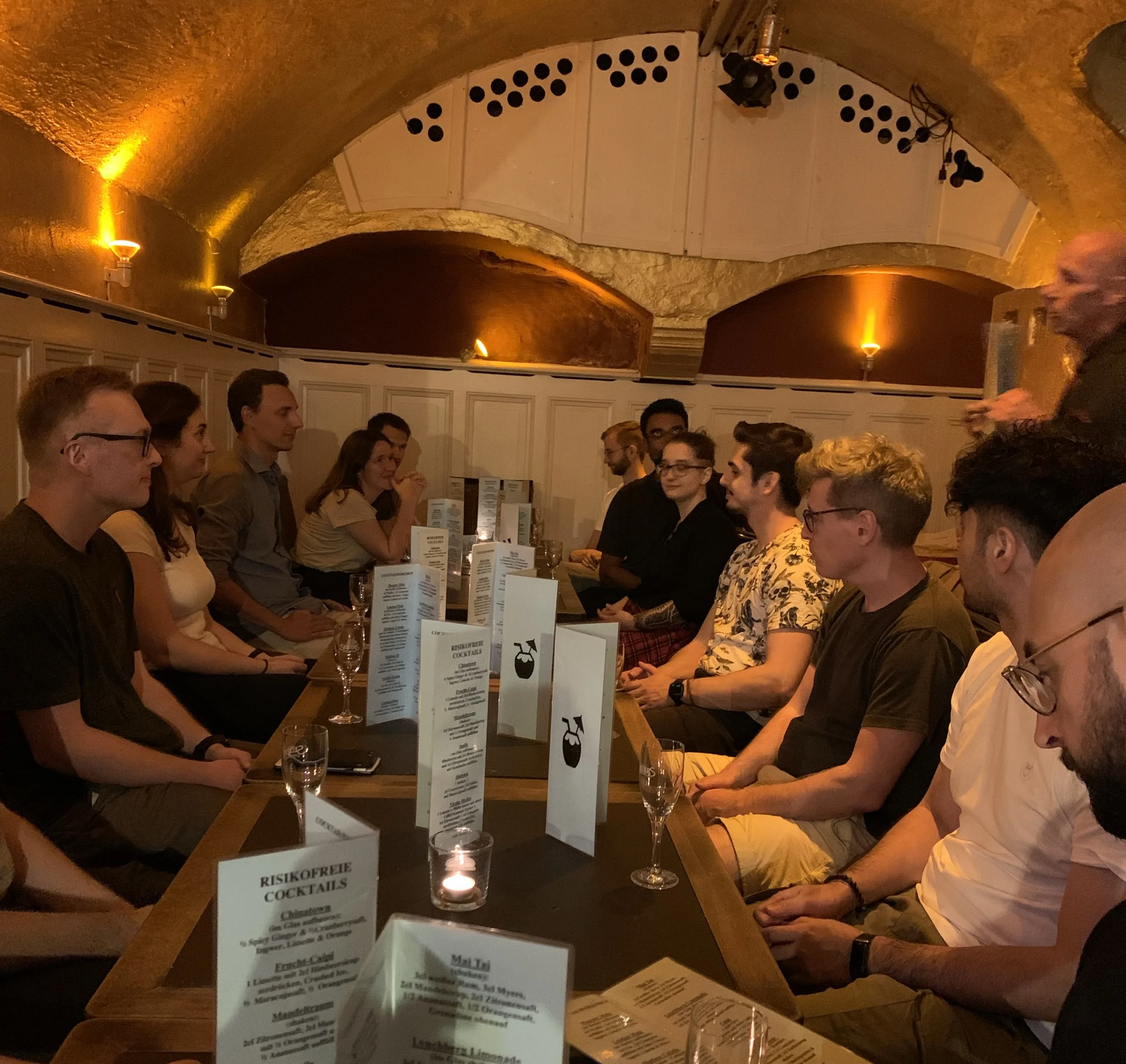 Gruppe an einem Tisch im Gewölbekeller