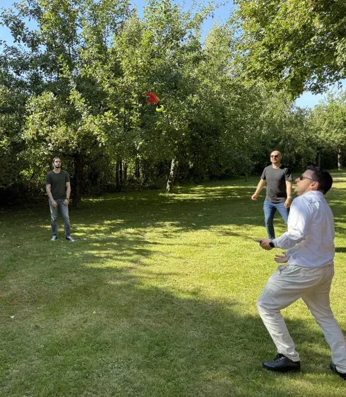 Eine Gruppe spielt in einem Garten Indiaka