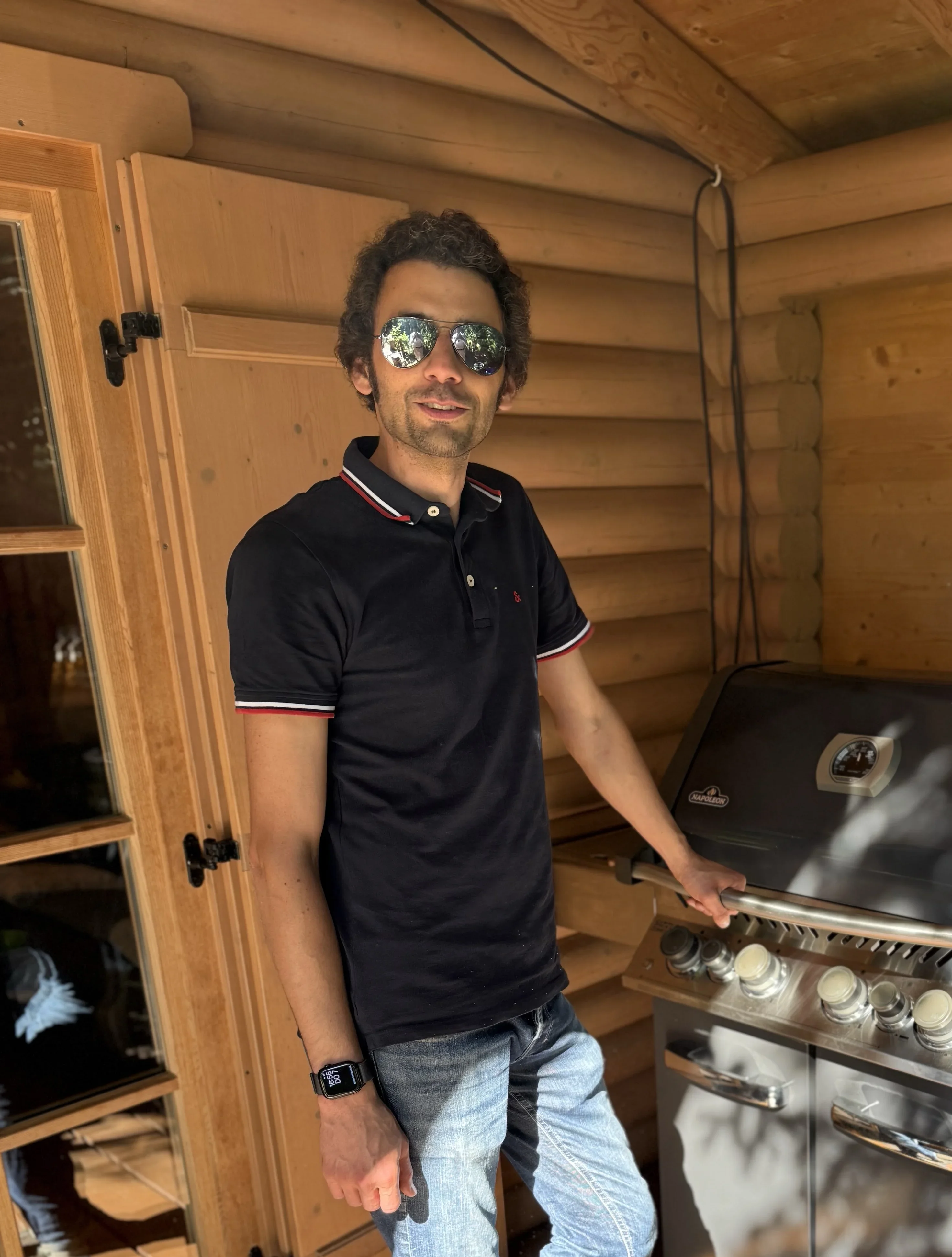 Der Geschäftsführer steht am einem Grill