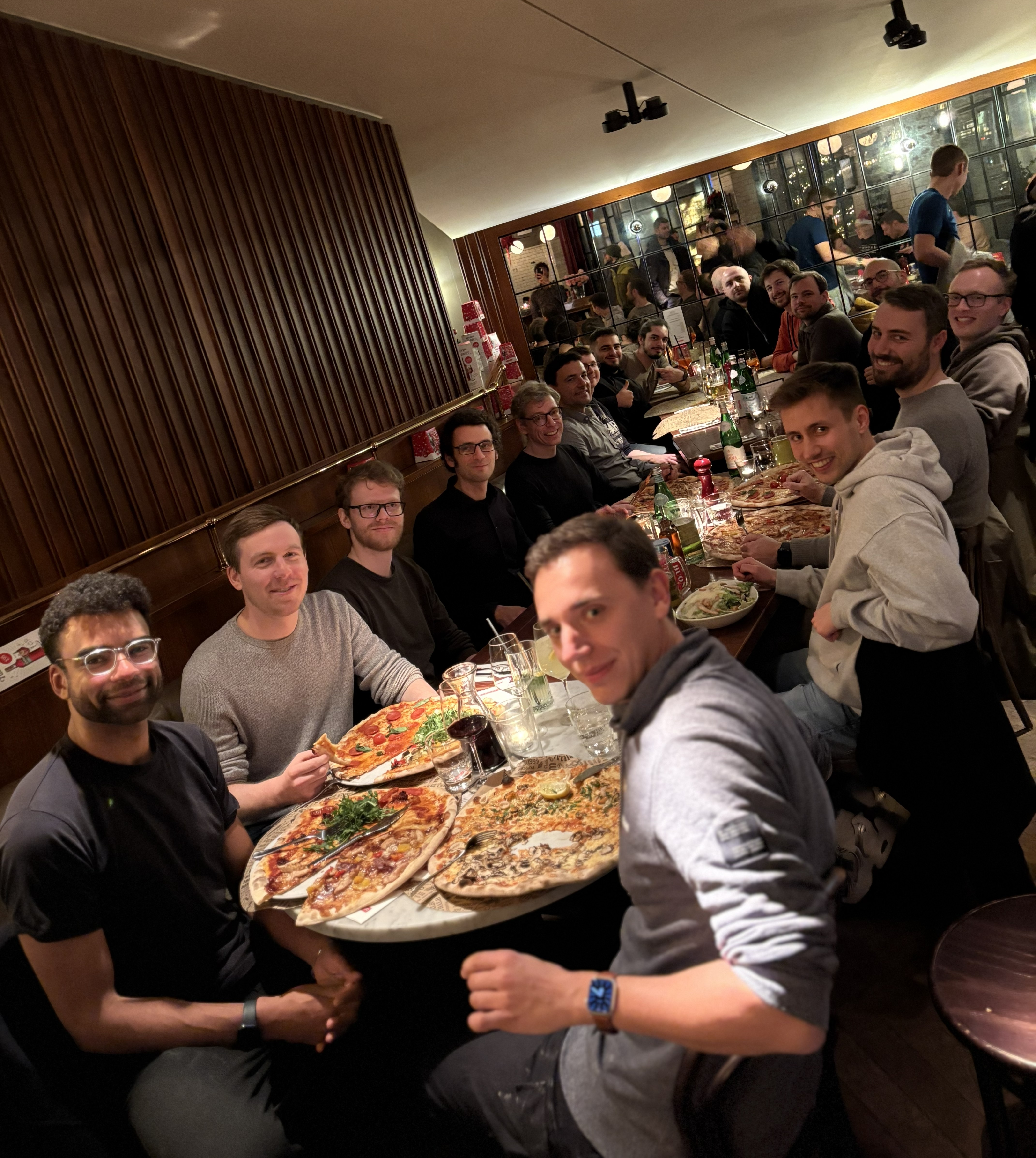 Eine Gruppe von Mitarbeitern beider Weihnachtsfeier an einem Tisch im Restaurant