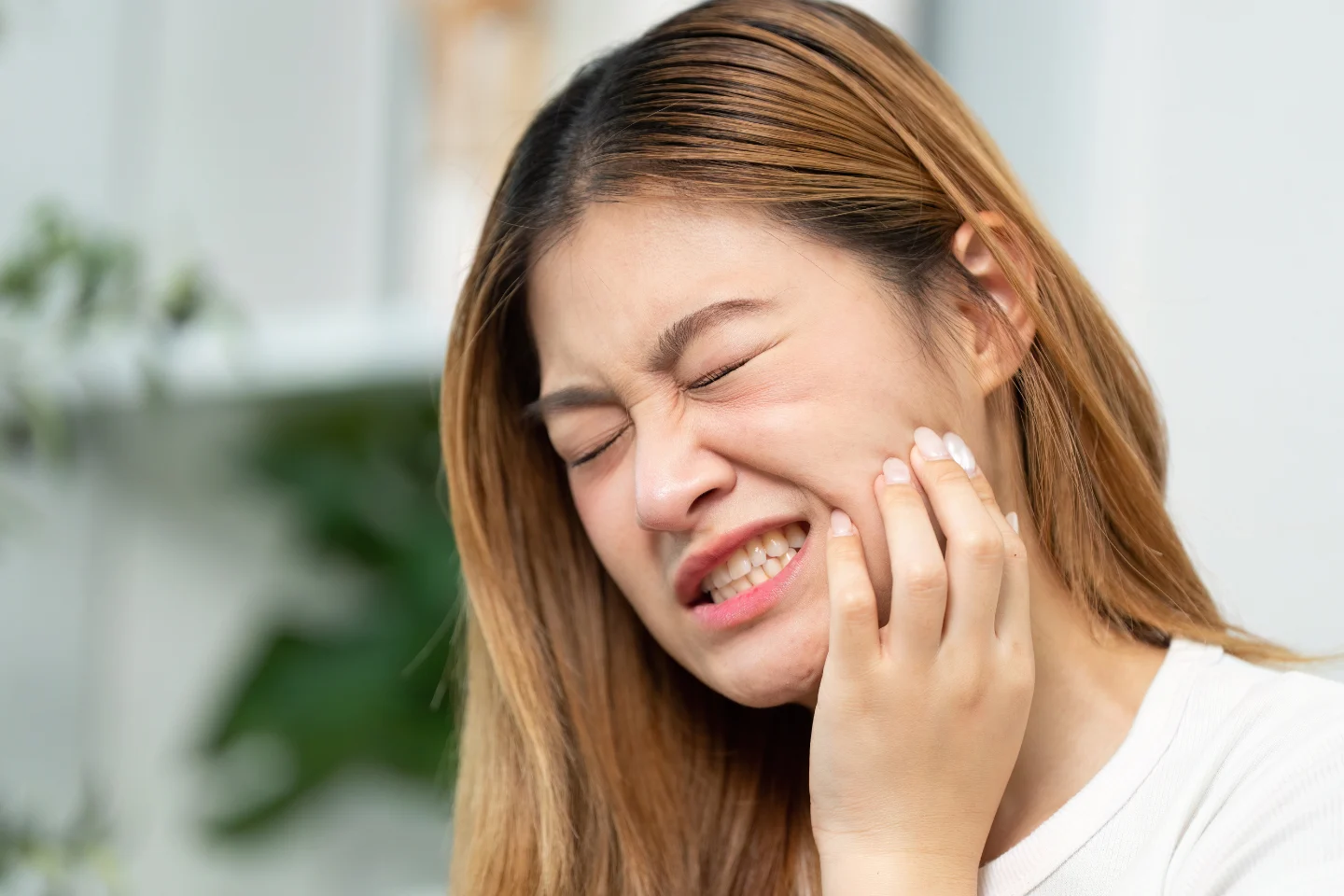 woman having dental implant pain