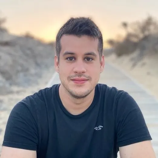Porträt von Christopher Grella, Physiotherapeut der Praxis – kompetent und sympathisch.