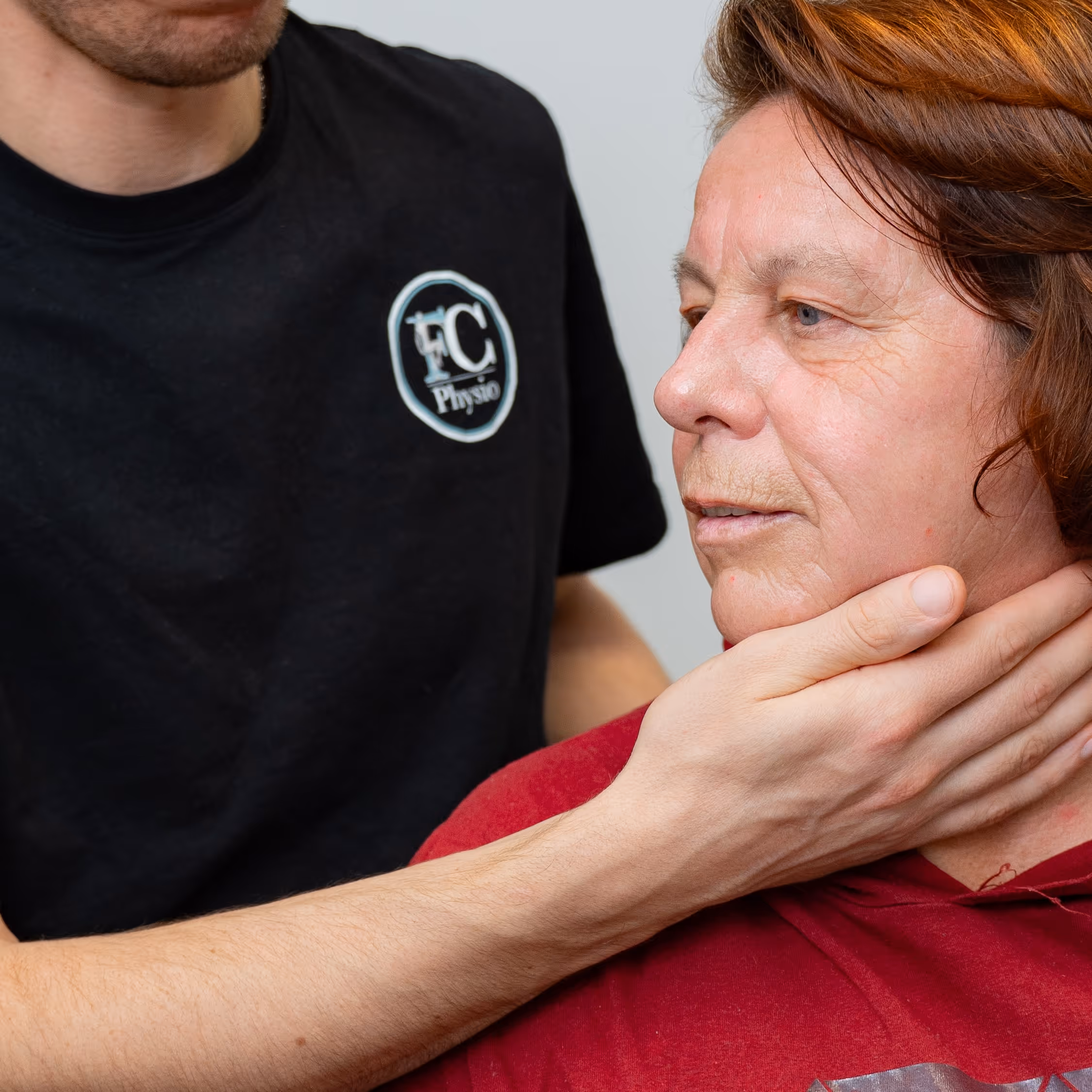 Ein Physiotherapeut therapiert eine Frau.