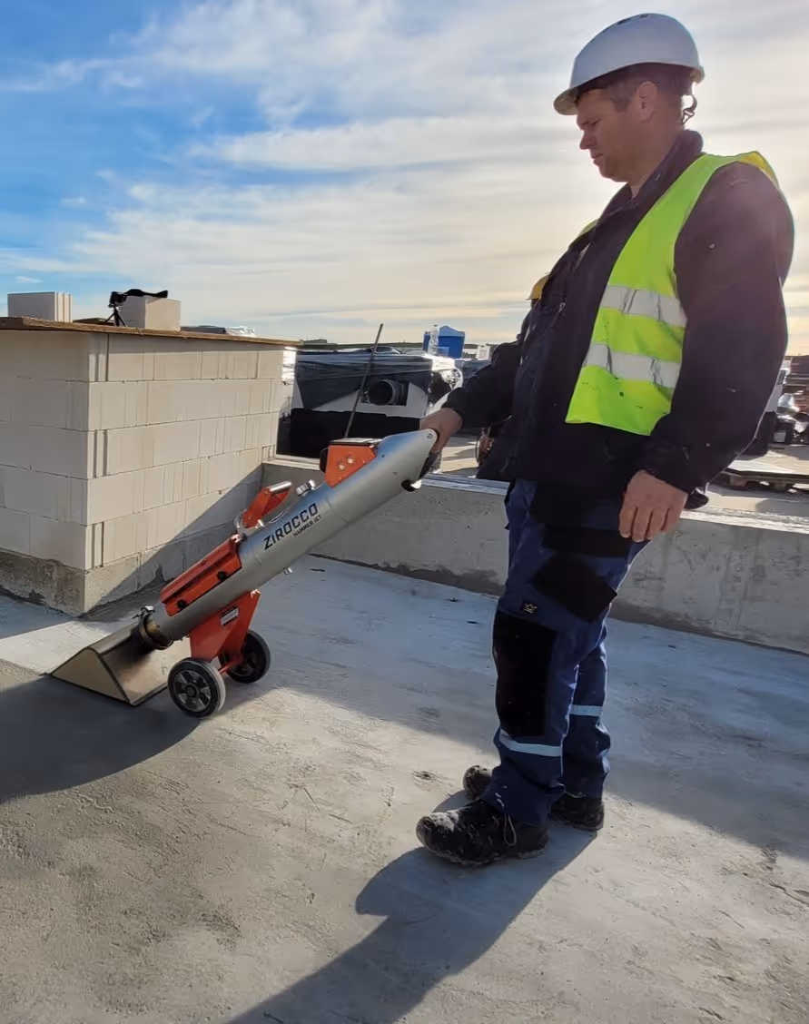 en mand tørrer asfalten med en jettørrer