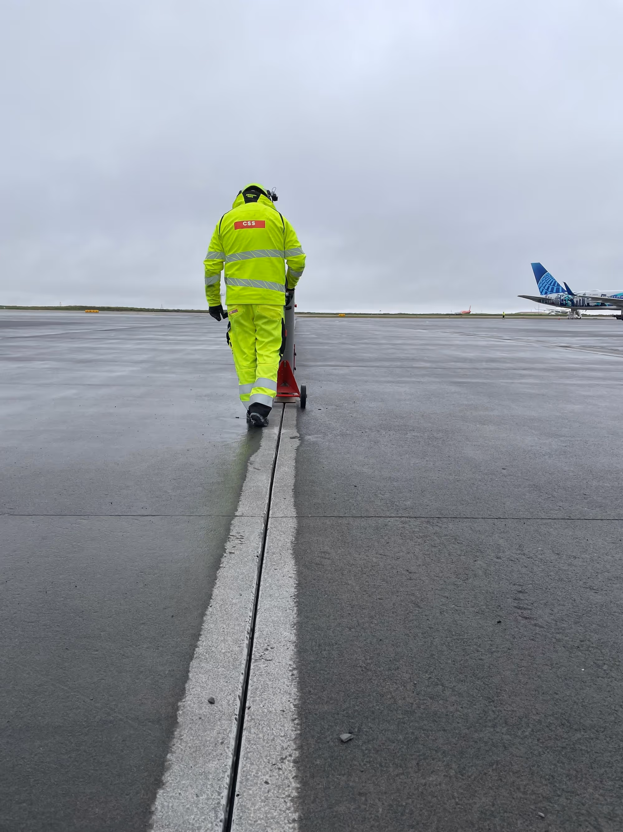 en mand tørrer asfalten med en jettørrer