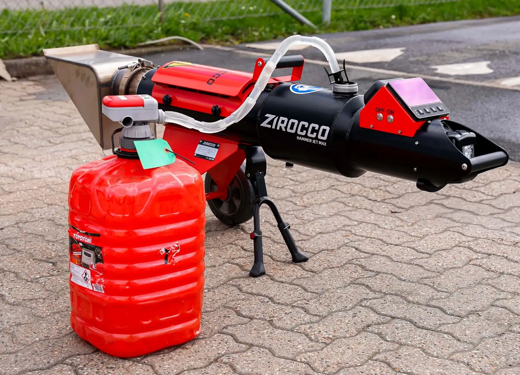 Zirocco Hammer Jet Max con depósito de combustible externo sobre pavimento de adoquines