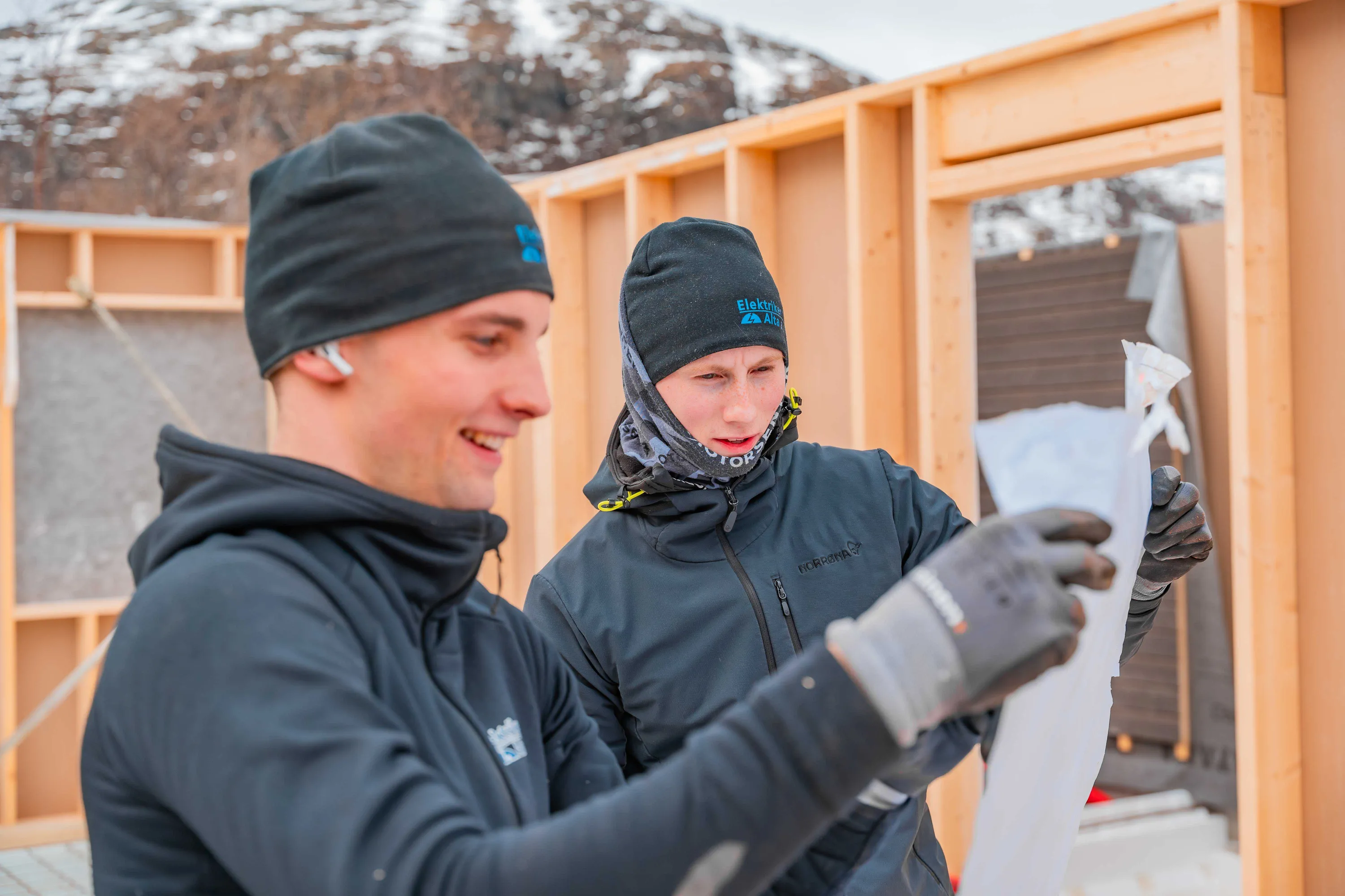 elektiker1 ansatte ser på tegning