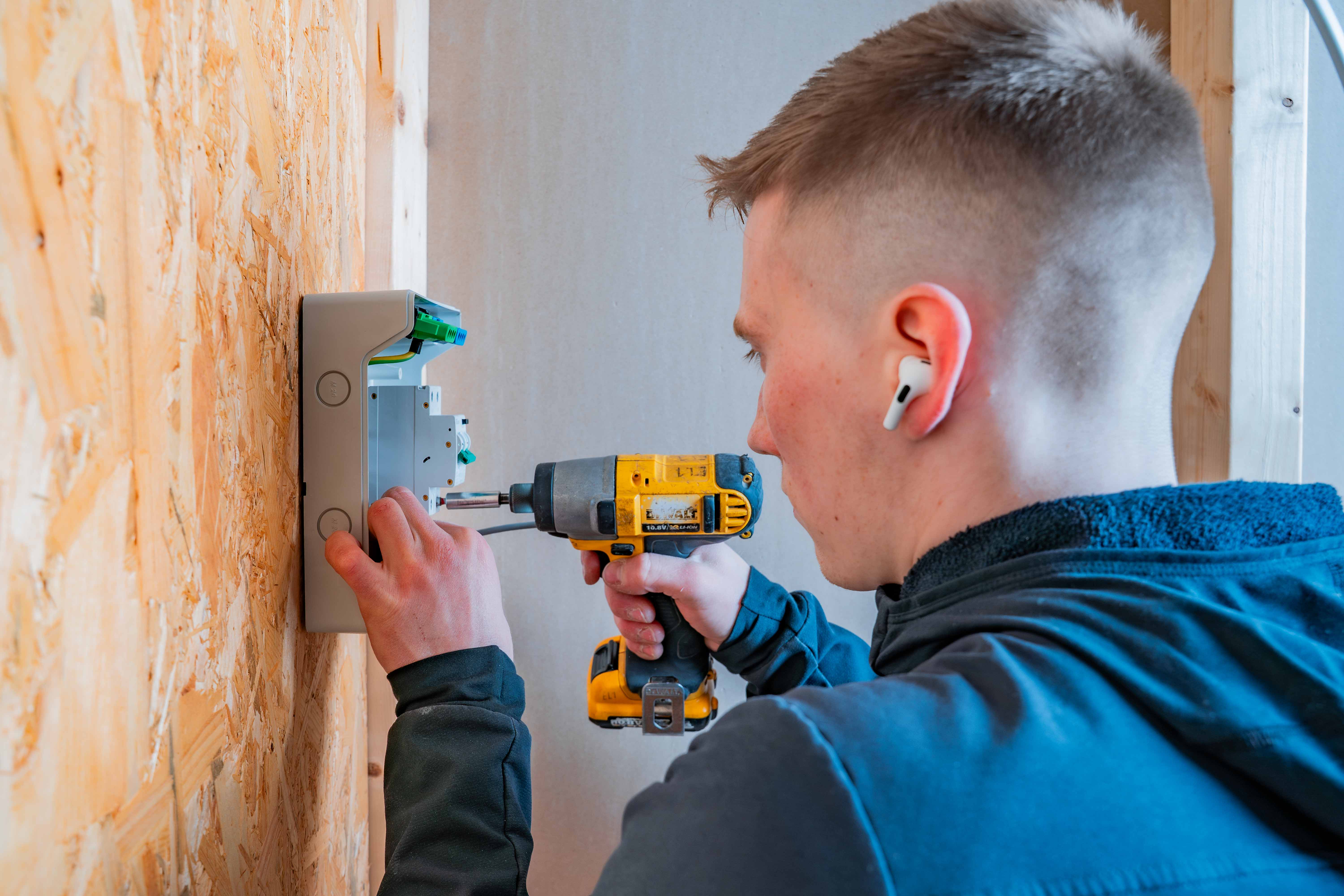 elektriker monterer i alta