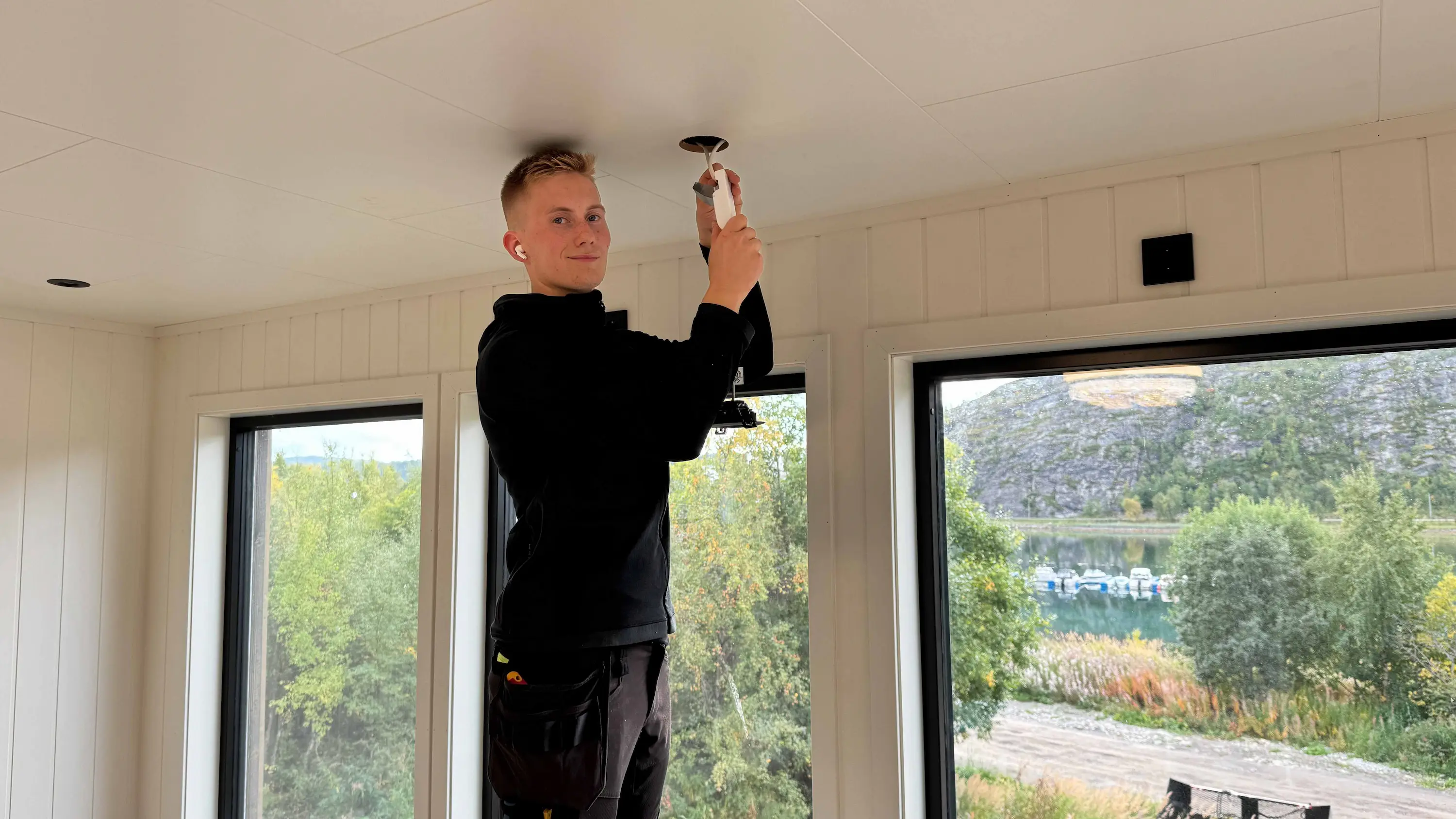 elektriker monterer lys