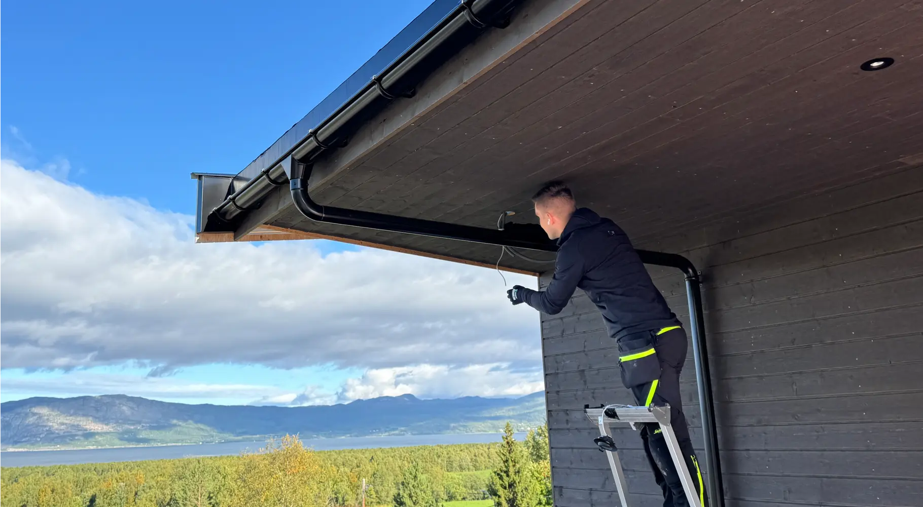 elektriker monterer utelys 