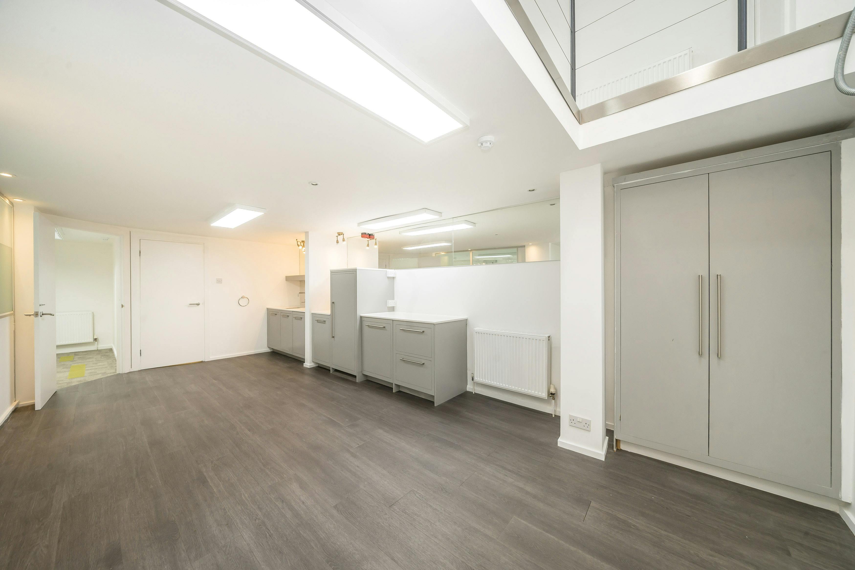 223919-24A Marshalsea Road 2025 kitchen.jpg