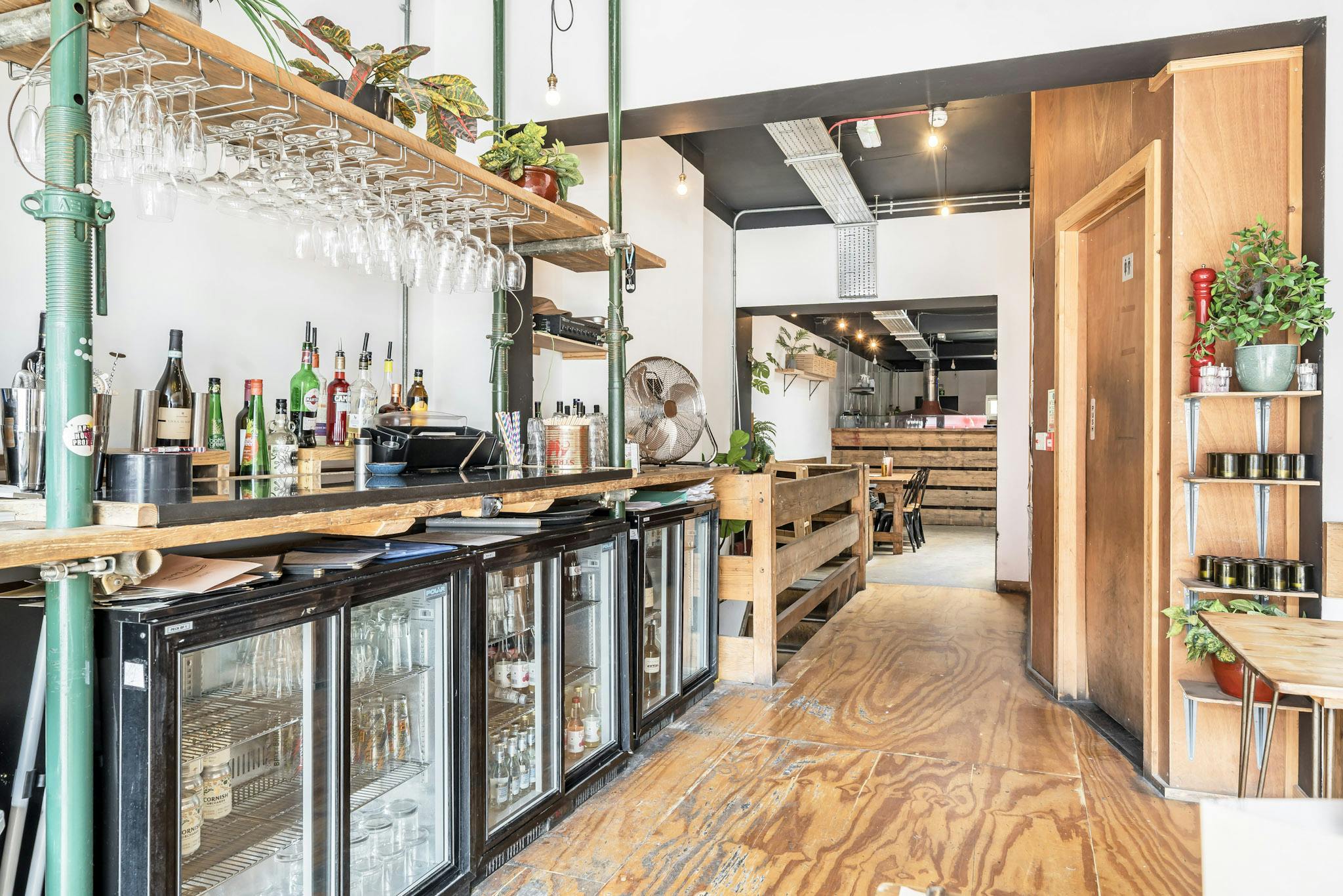 308172-179 Queens Road bar area.jpg