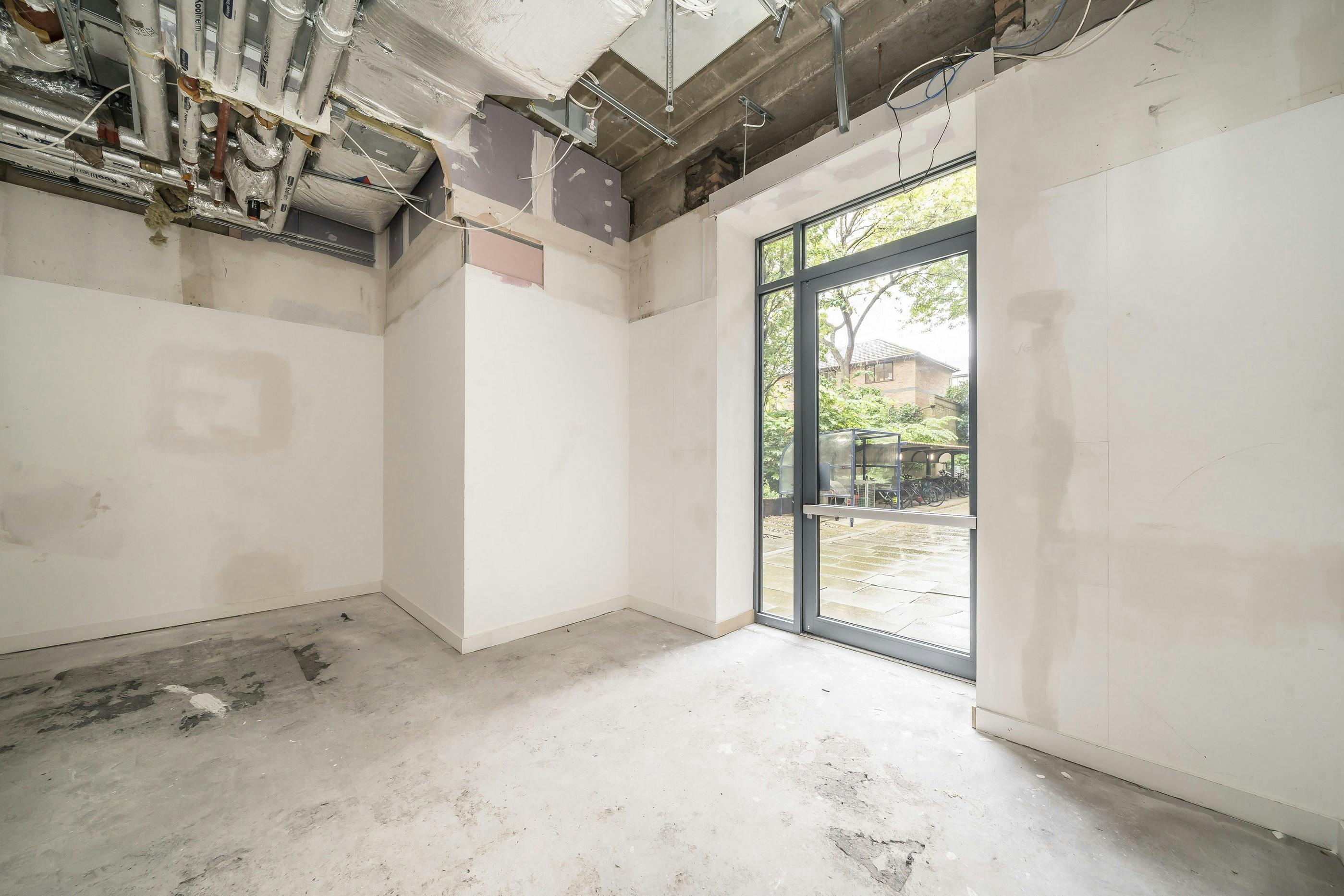 303443-199 Borough High Street rear room Copy.jpg