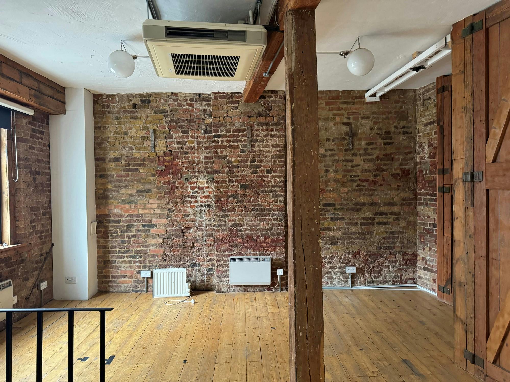 212371-8 Vine Yard Lant Street entrance 2.jpg