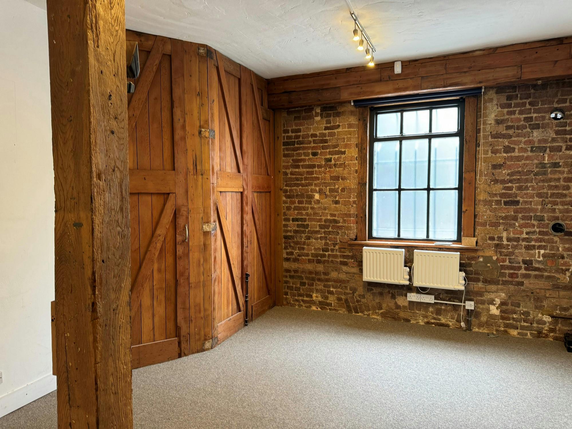 212371-8 Vine Yard ground floor room.jpg