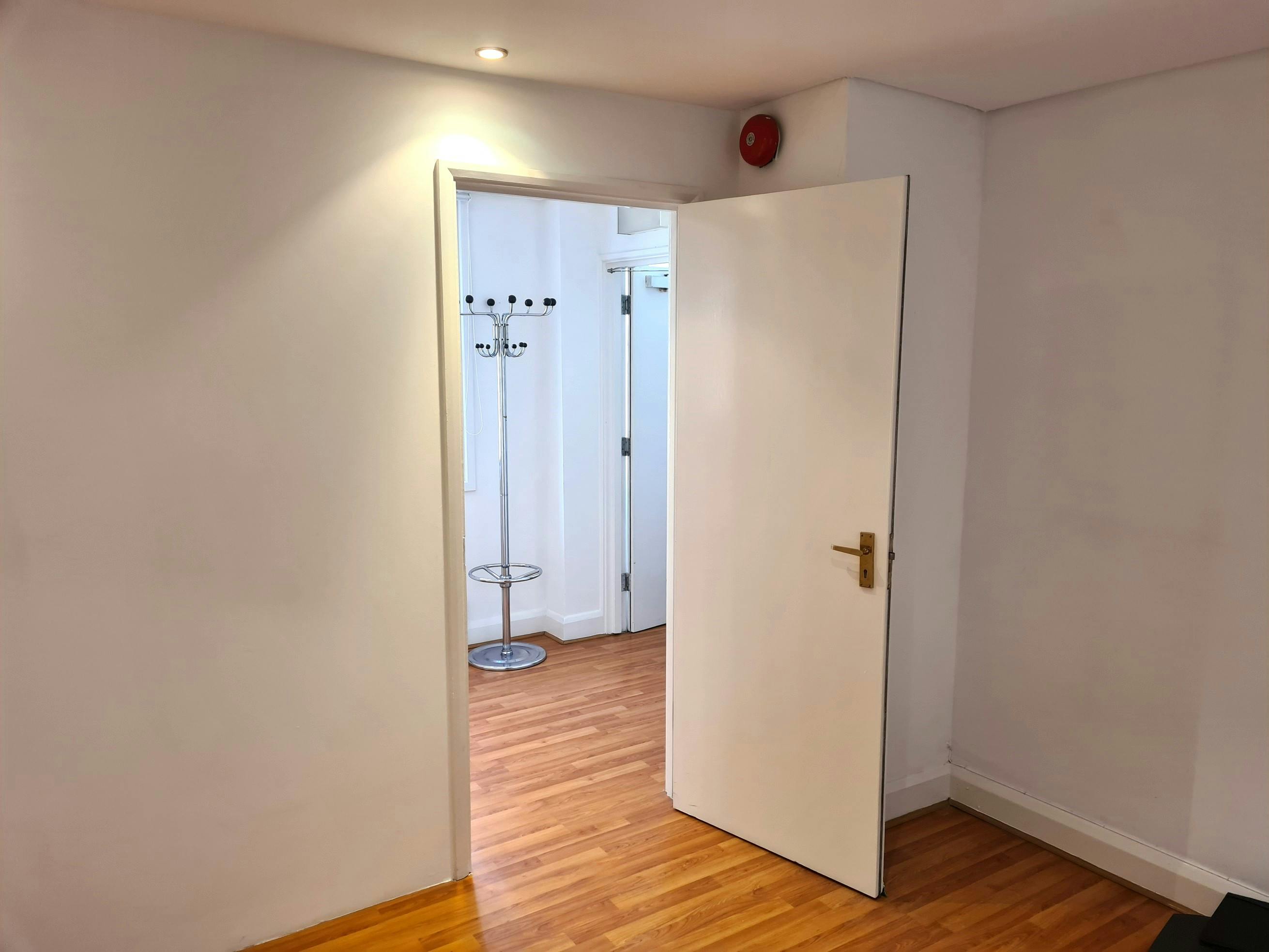 279840-Small Office 2.jpg