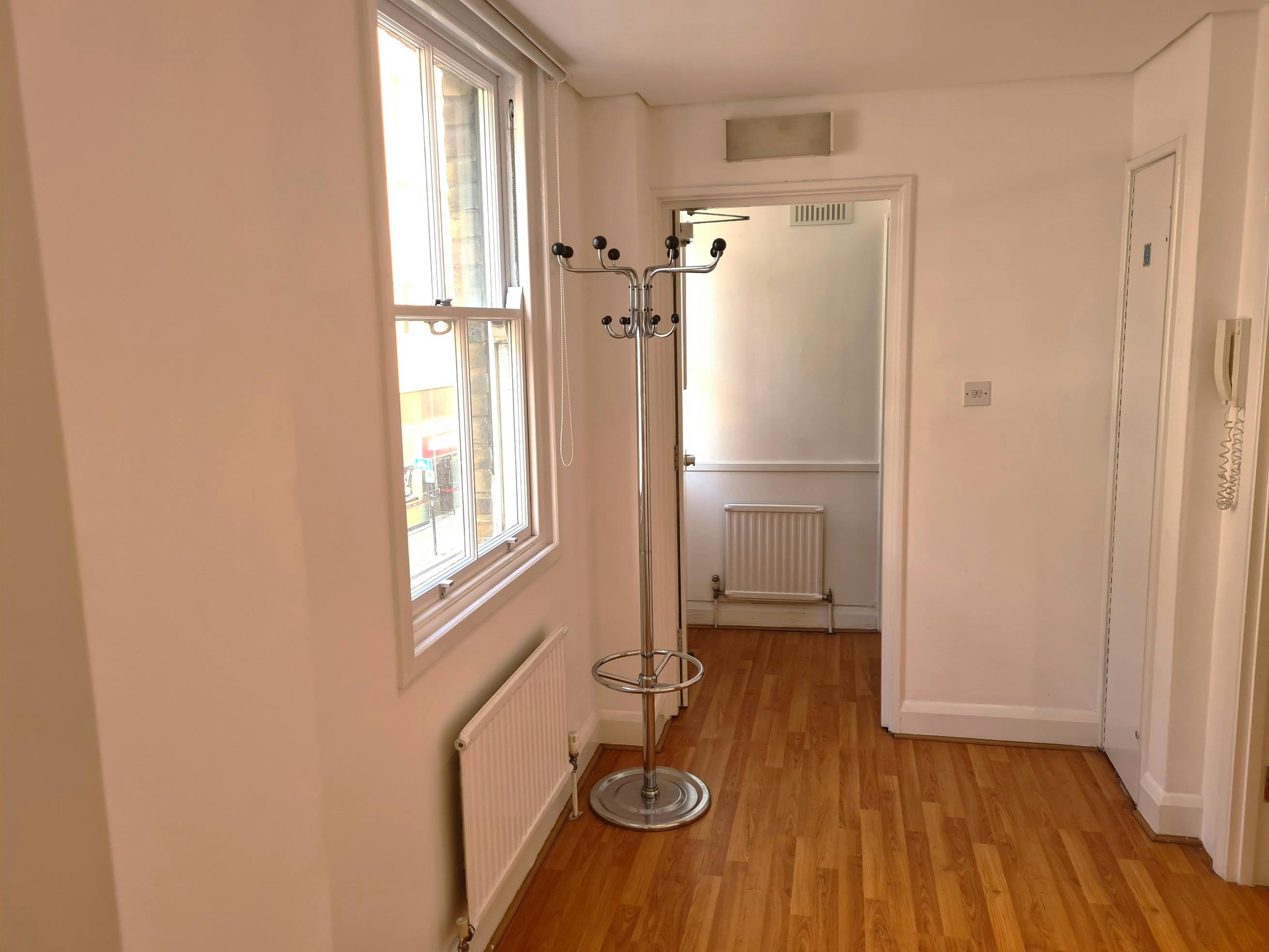 279840-Hallway 2.jpg