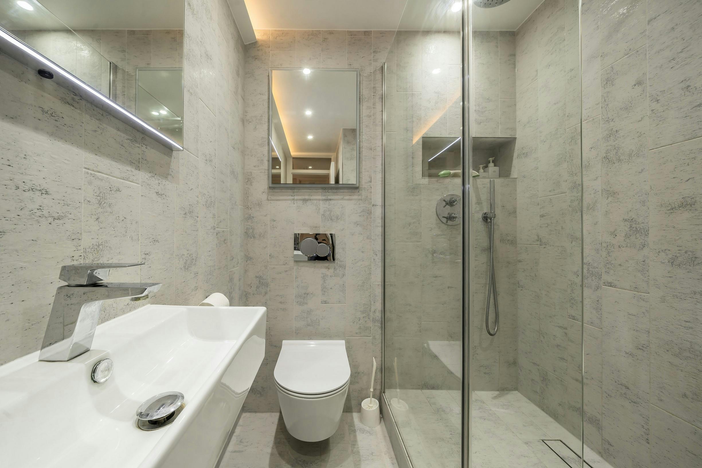 218015-5 Onega Gate bathroom.jpg