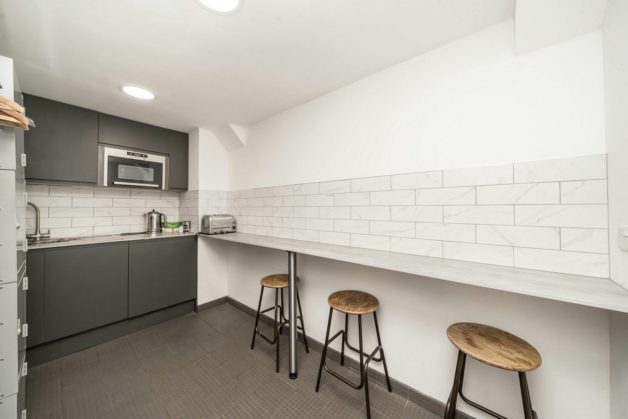 225882-Unit 2 82 Old Kent Road kitchen Copy.jpg