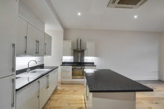 377523-Unit 9, 9 Steedman Street kitchen 1.jpg