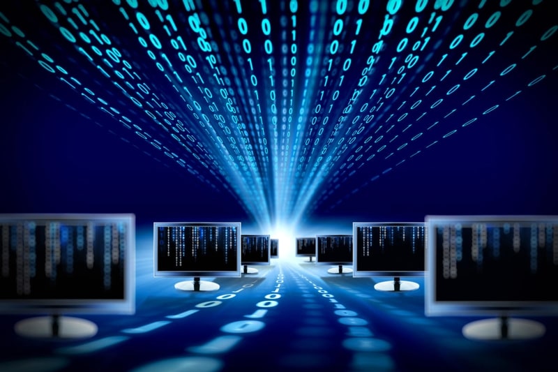 Flere dataskjermer viser flytende binærkode i blått mot en bakgrunn med oppadstigende binærdata.