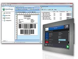 Dataskjerm med strekkodeetikett i programvare på venstre side og en digital kontrollpanel med berøringsskjerm på høyre side.
