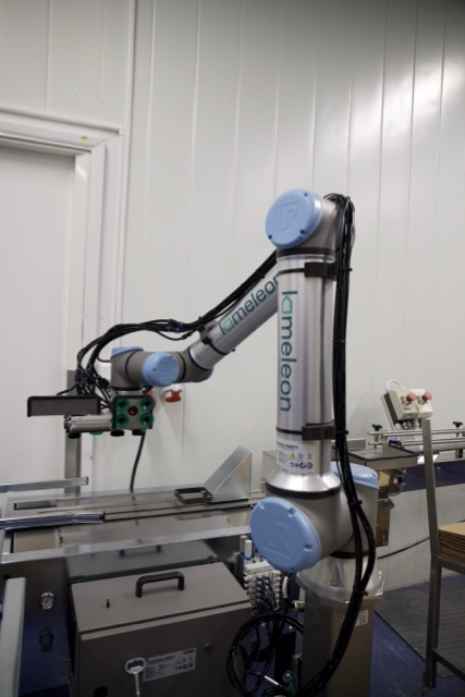 Samarbeidende robot fra Universal Robots med griper