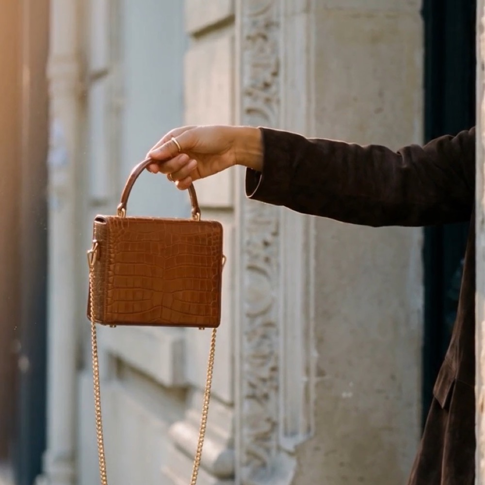 Borsa in pelle, fotogramma di un video generato con l’AI