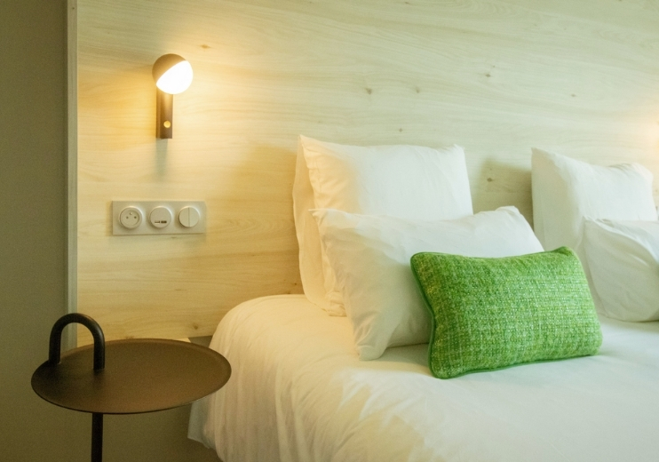 Chambre de l’hôtel YSOTOP avec lit double confortable, conçue pour les voyageurs et professionnels à Grenoble.