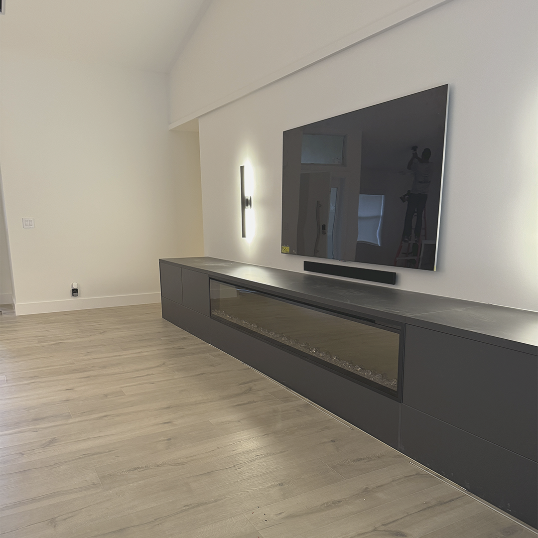 image depicting employees collaborating (for a manufacturing plant)