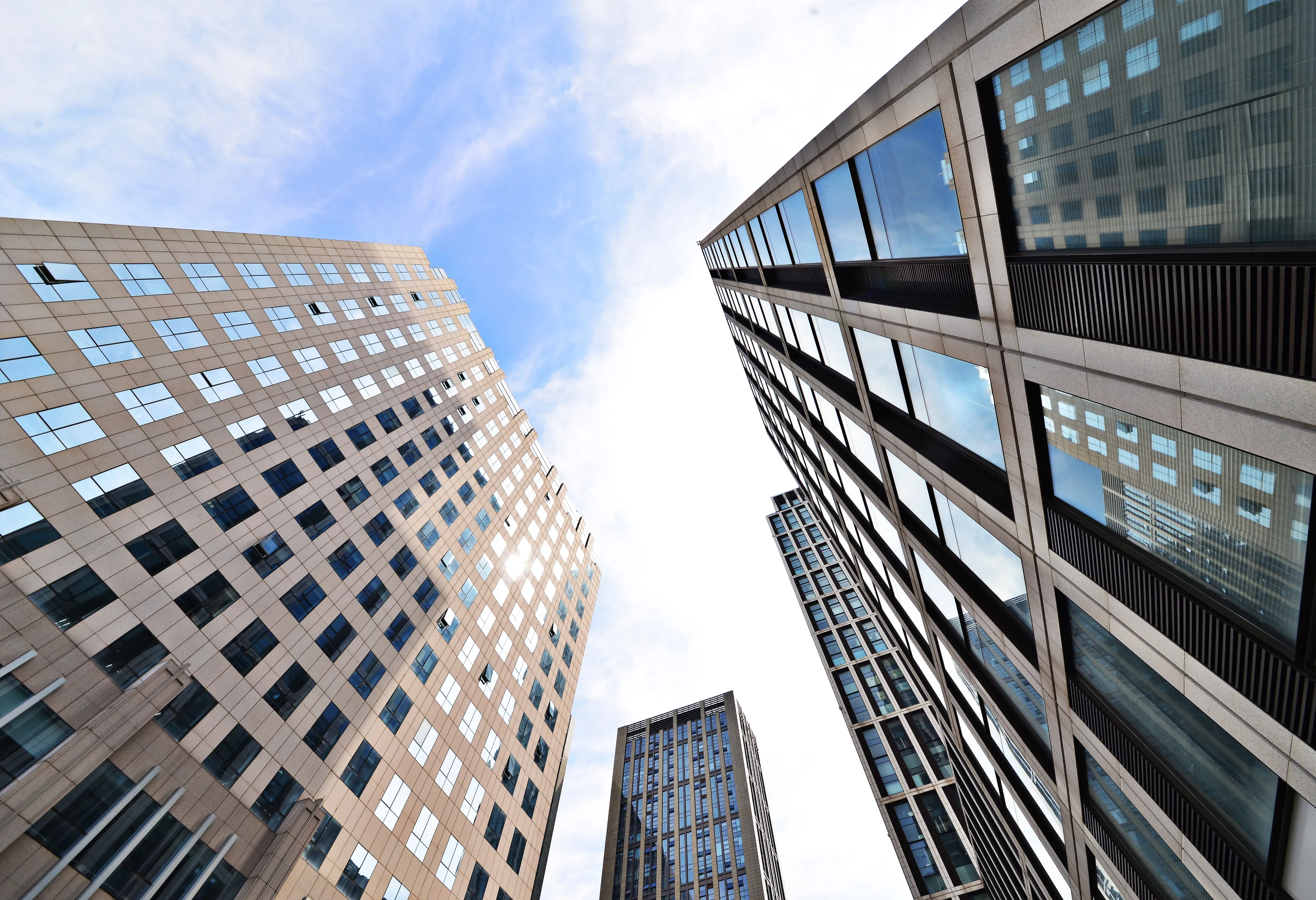 Tall city office buildings reach into the sky, highlighting commercial property coverage from an independent insurance agency in South Florida.