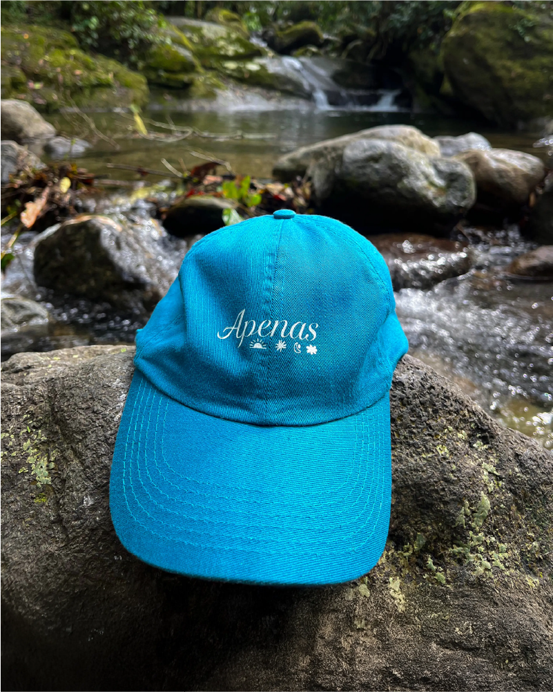 Boné Apenas Azul de frente natureza