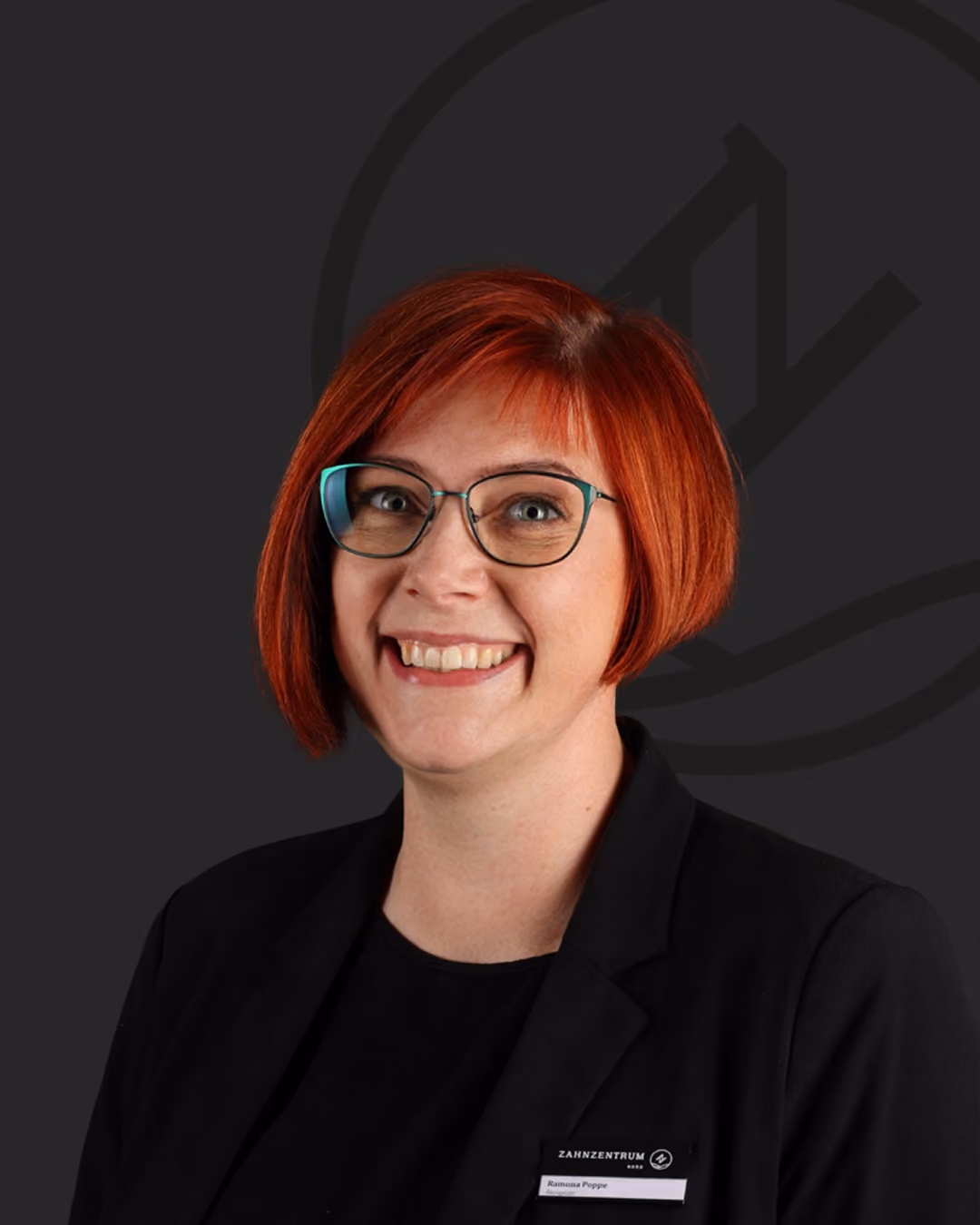Portraitfoto von Ramona Poppe, Koordinatorin Chirurgie und Implantatplanung im Zahnzentrum Nord Emden