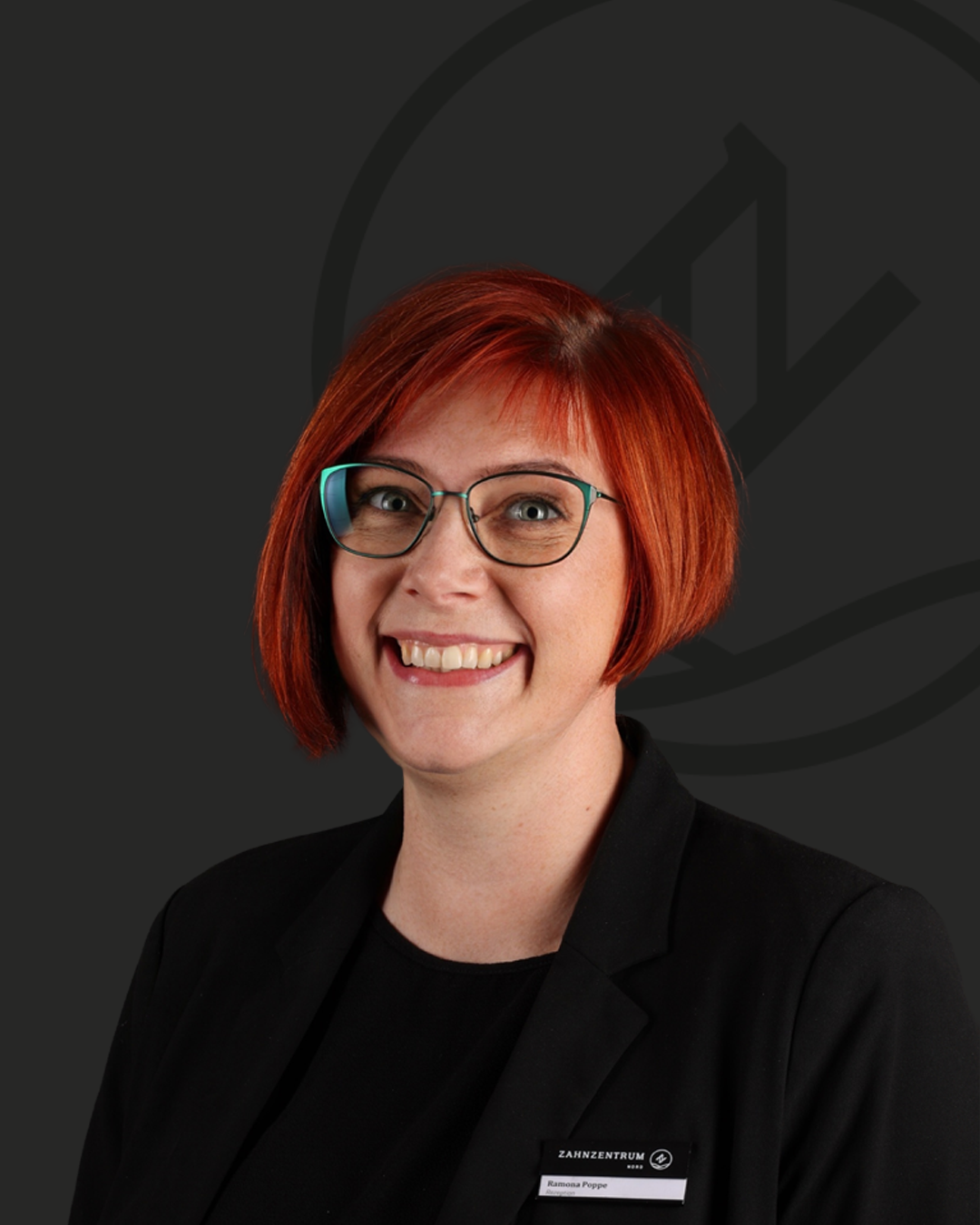 Portraitfoto von Ramona Poppe, Koordinatorin Chirurgie und Implantatplanung im Zahnzentrum Nord Emden