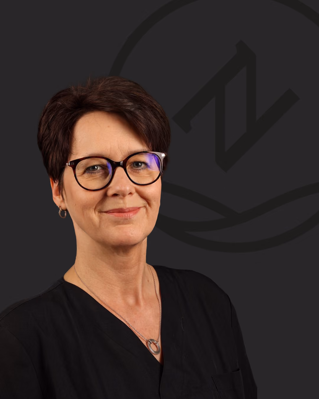 Portraitfoto von Andrea de Vries Kotzke, Mitarbeiterin Hygiene, Sterilgut Aufbereitung im Zahnzentrum Nord Emden