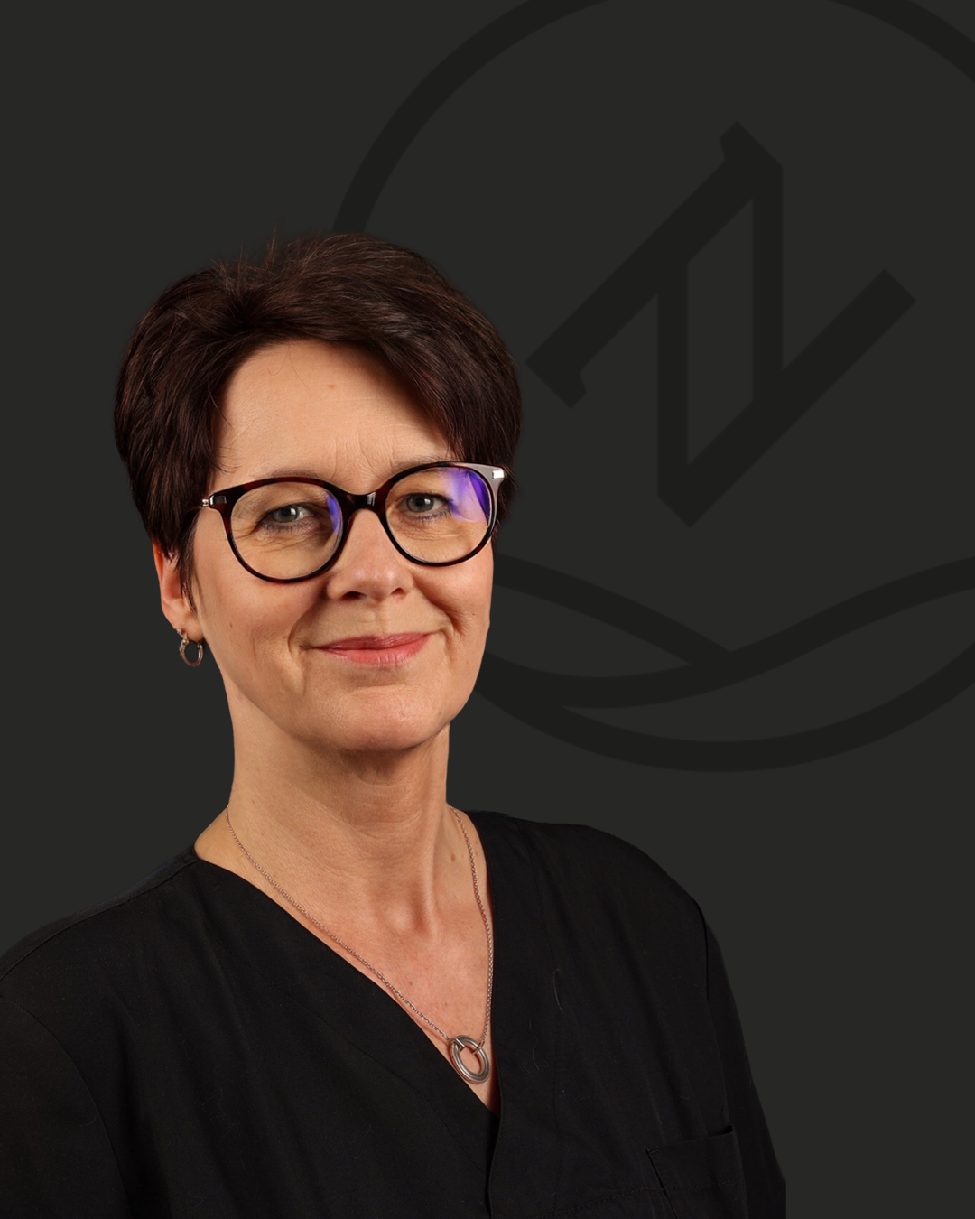 Portraitfoto von Andrea de Vries Kotzke, Mitarbeiterin Hygiene, Sterilgut Aufbereitung im Zahnzentrum Nord Emden