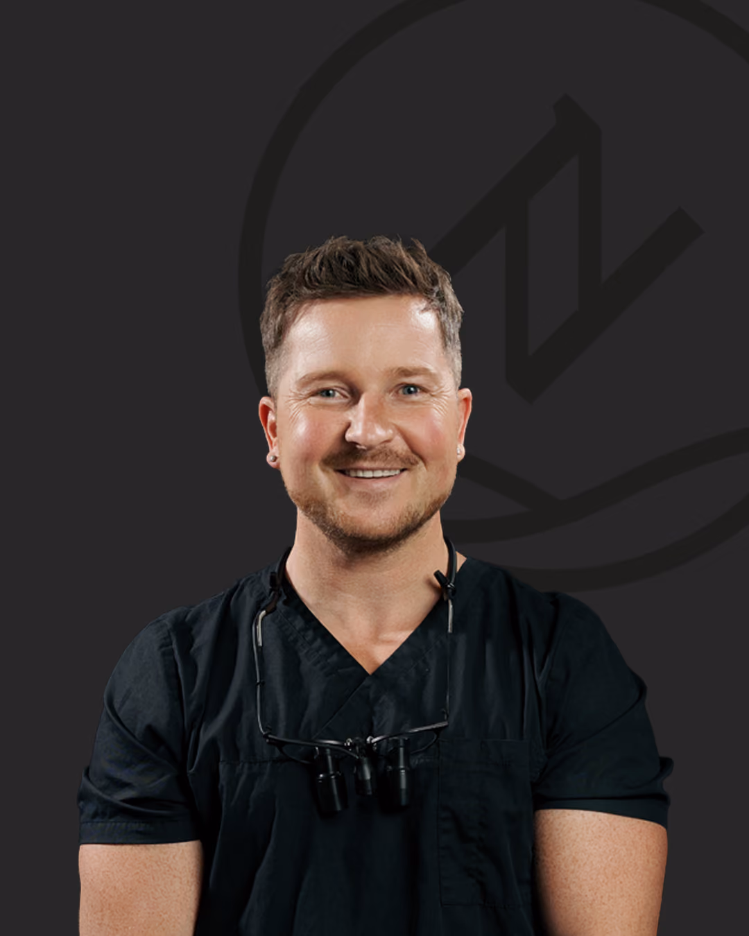 Portraitfoto von Lukas zum Broock, Master of Science Implantologie und Oralchirurgie im Zahnzentrum Nord Emden