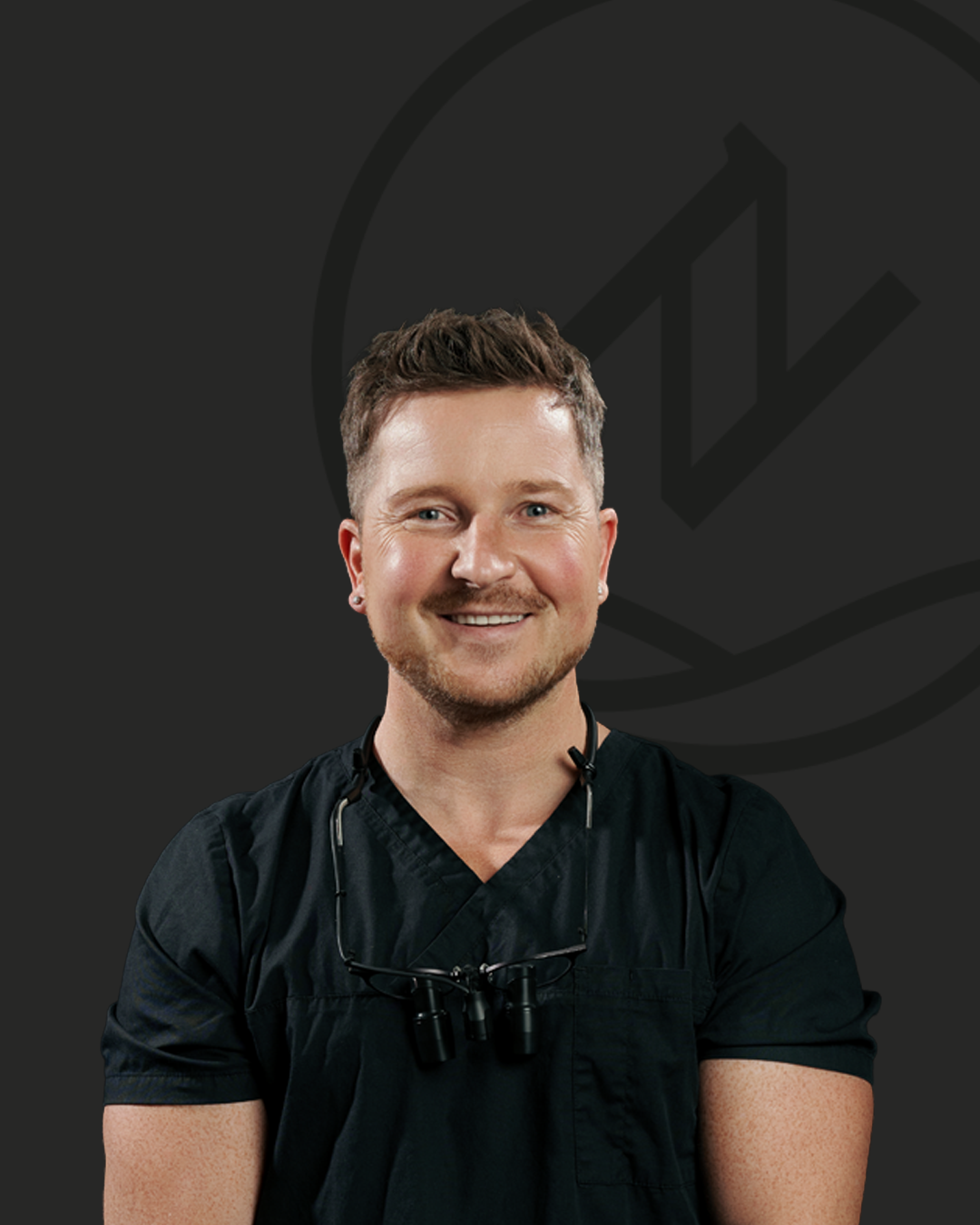 Portraitfoto von Lukas zum Broock, Master of Science Implantologie und Oralchirurgie im Zahnzentrum Nord Emden