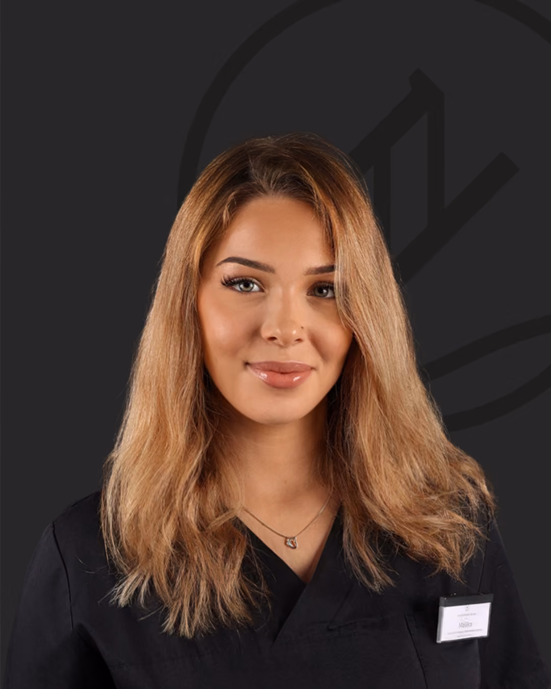 Portraitfoto von Malika Backer, Auszubildende zur Zahnmedizinischen Fachangestellten im Zahnzentrum Nord Emden