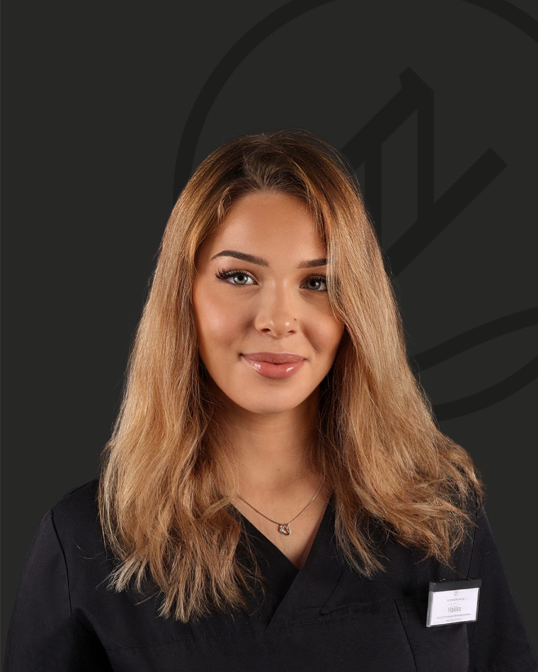 Portraitfoto von Malika Backer, Auszubildende zur Zahnmedizinischen Fachangestellten im Zahnzentrum Nord Emden